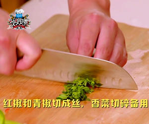 【姐姐好餓】第五期天菜男神黃曉明菜譜：清蒸鱸魚的做法 步骤3