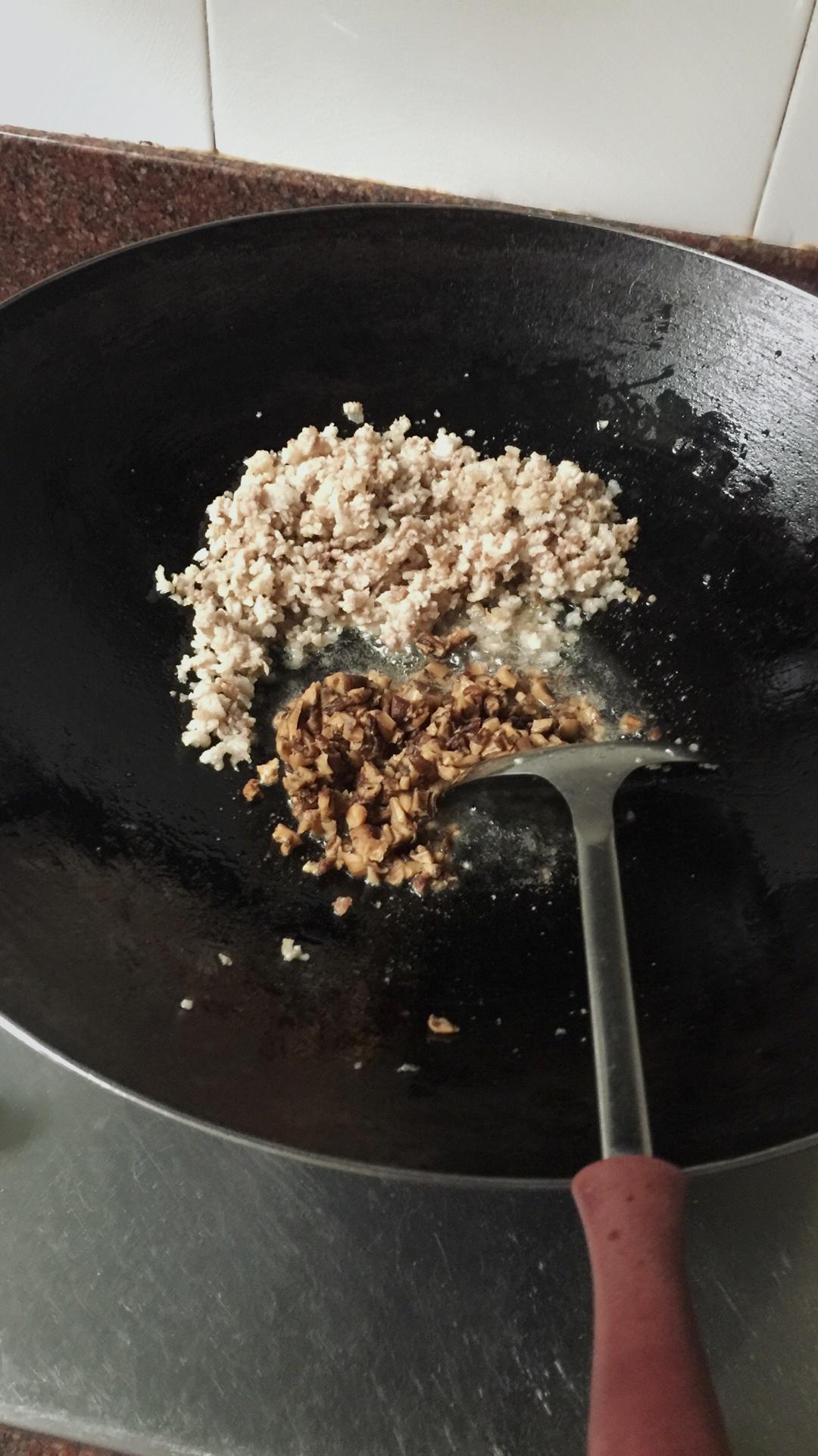 包菜香菇肉炒飯的做法 步骤4