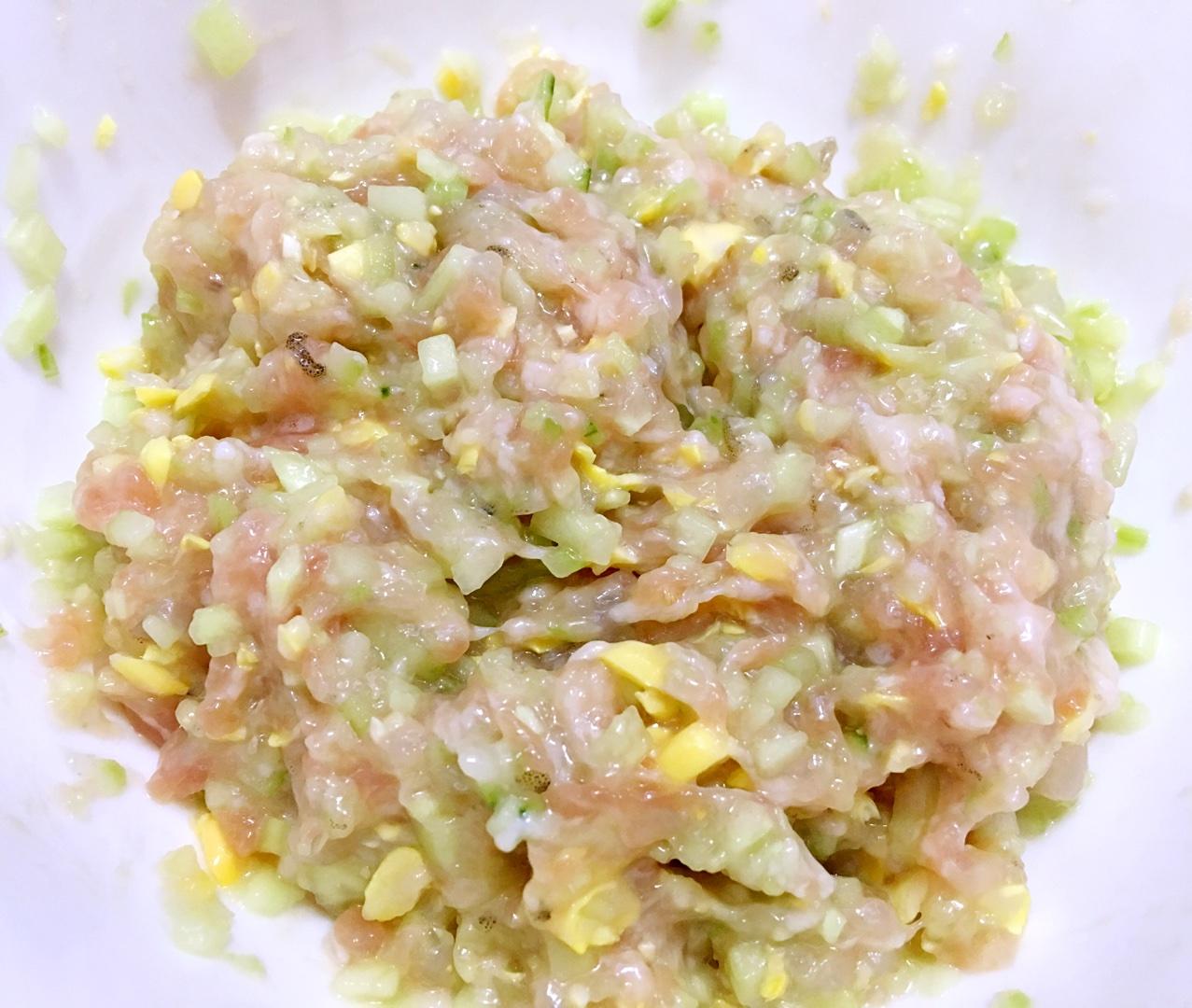 寶寶輔食之豬肉蝦肉黃瓜餃子的做法 步骤4