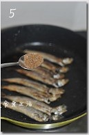 香煎椒鹽多春魚的做法 步骤5
