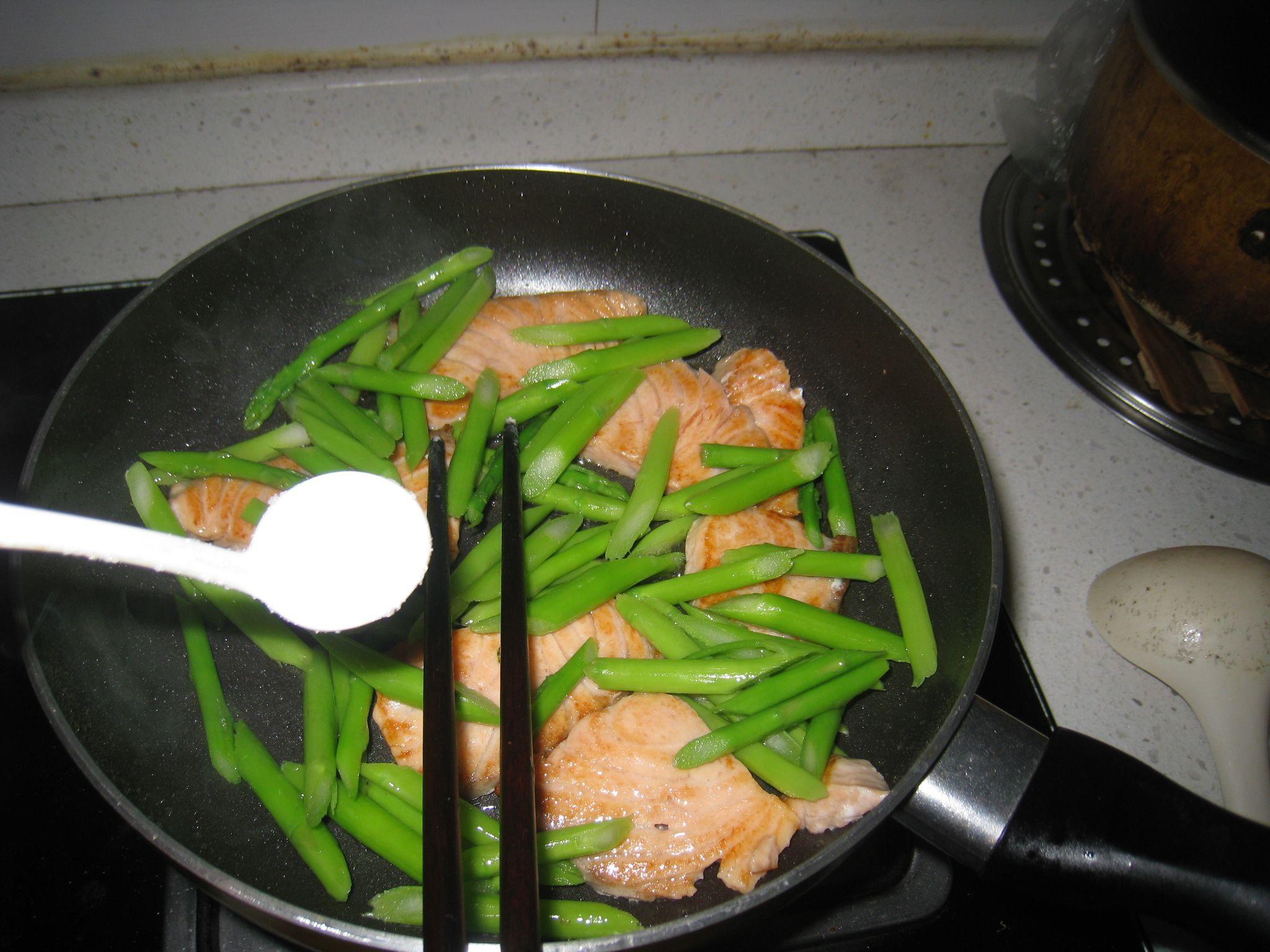 香煎三文魚拌蘆筍的做法 步骤7