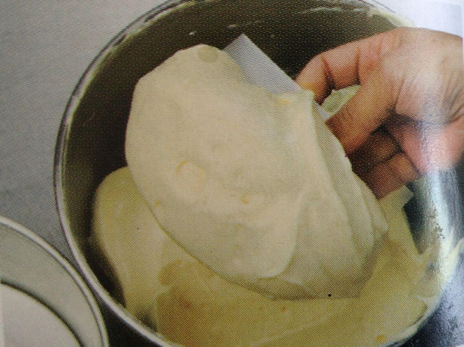 小島老師の茼蒿芝麻戚風蛋糕（詳解蛋白打發、攪拌手法、脫模方法）的做法 步骤14