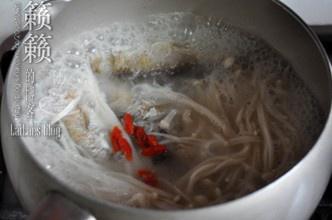 金針菇煮鯽魚的做法 步骤5