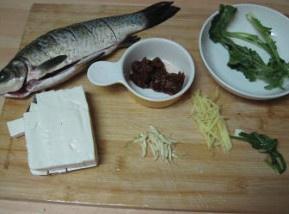 麻辣豆腐燒鯽魚的做法 步骤1