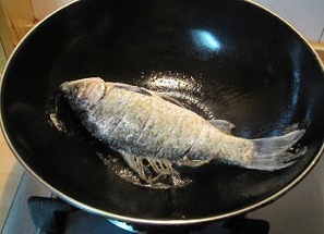 麻辣豆腐燒鯽魚的做法 步骤3