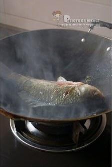 醬燒鯽魚的做法 步骤3