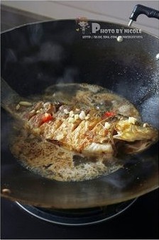 醬燒鯽魚的做法 步骤4