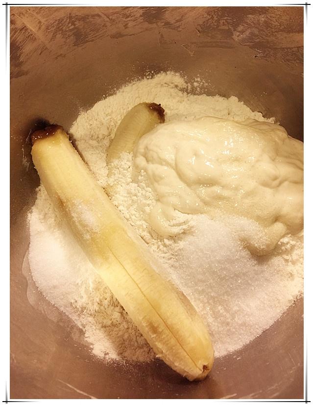 熟透的香蕉--天然酵種香蕉核桃軟歐包（低溫發酵）的做法 步骤1