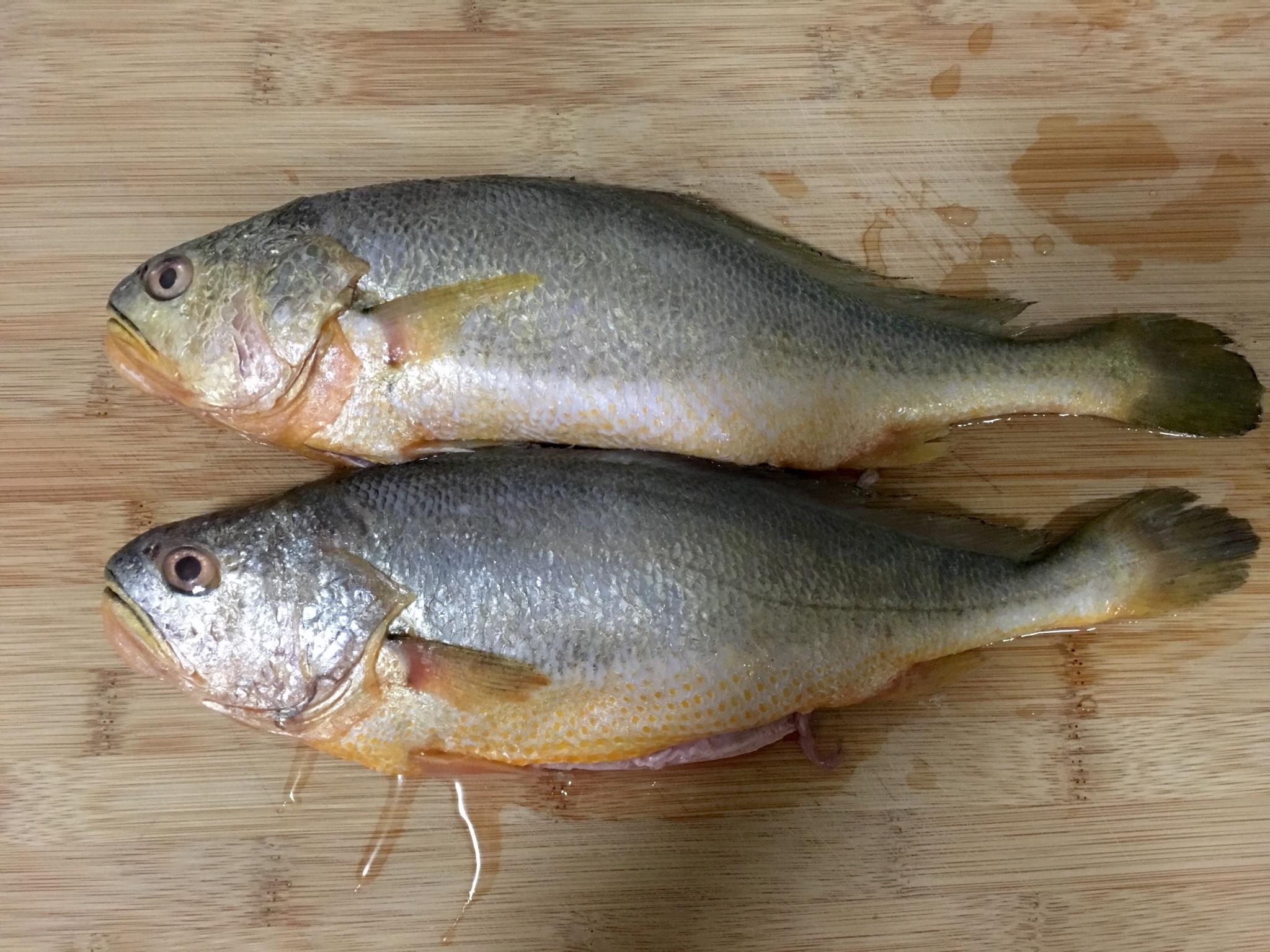 幹煎黃花魚的做法 步骤1