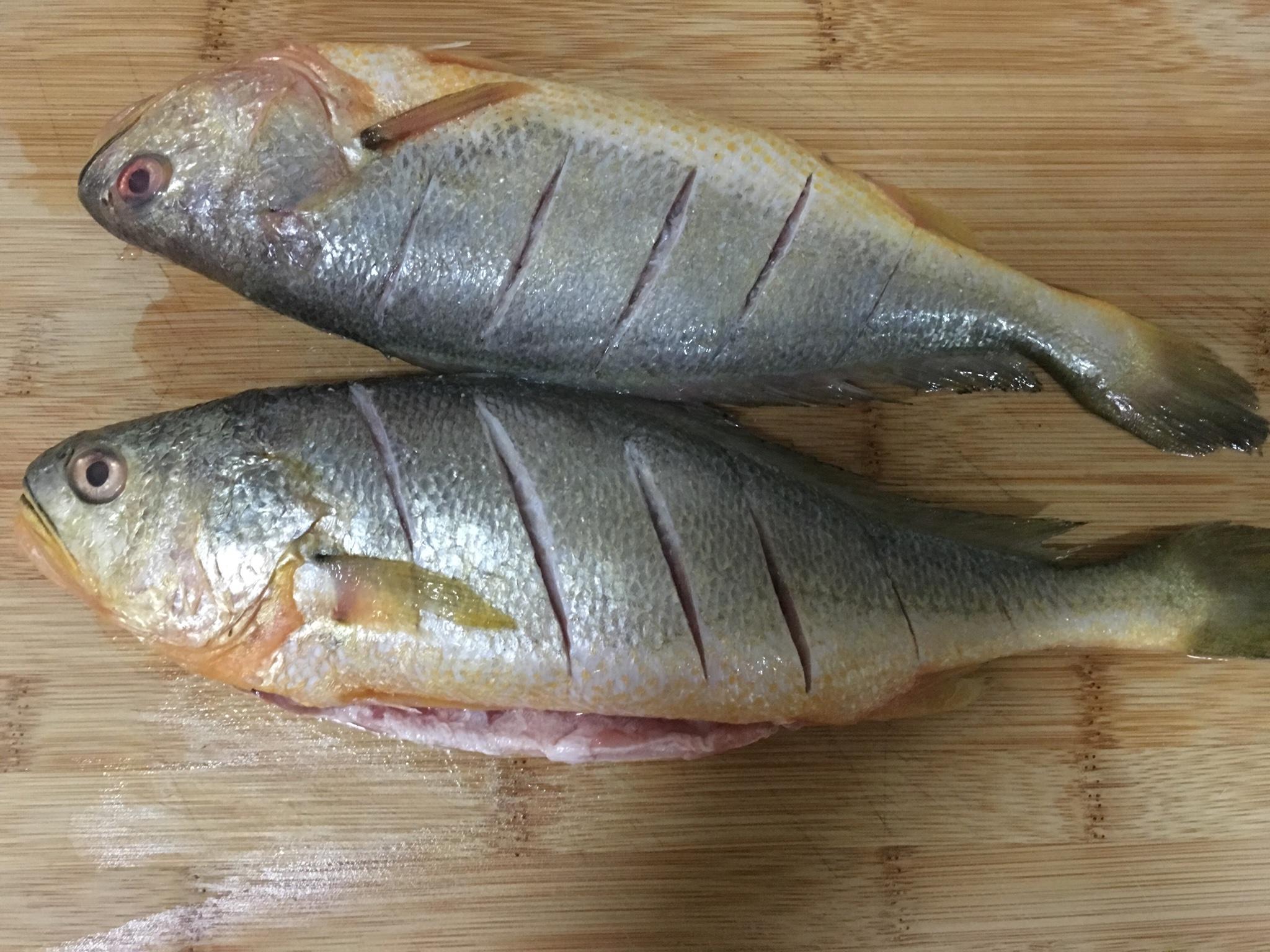 幹煎黃花魚的做法 步骤2