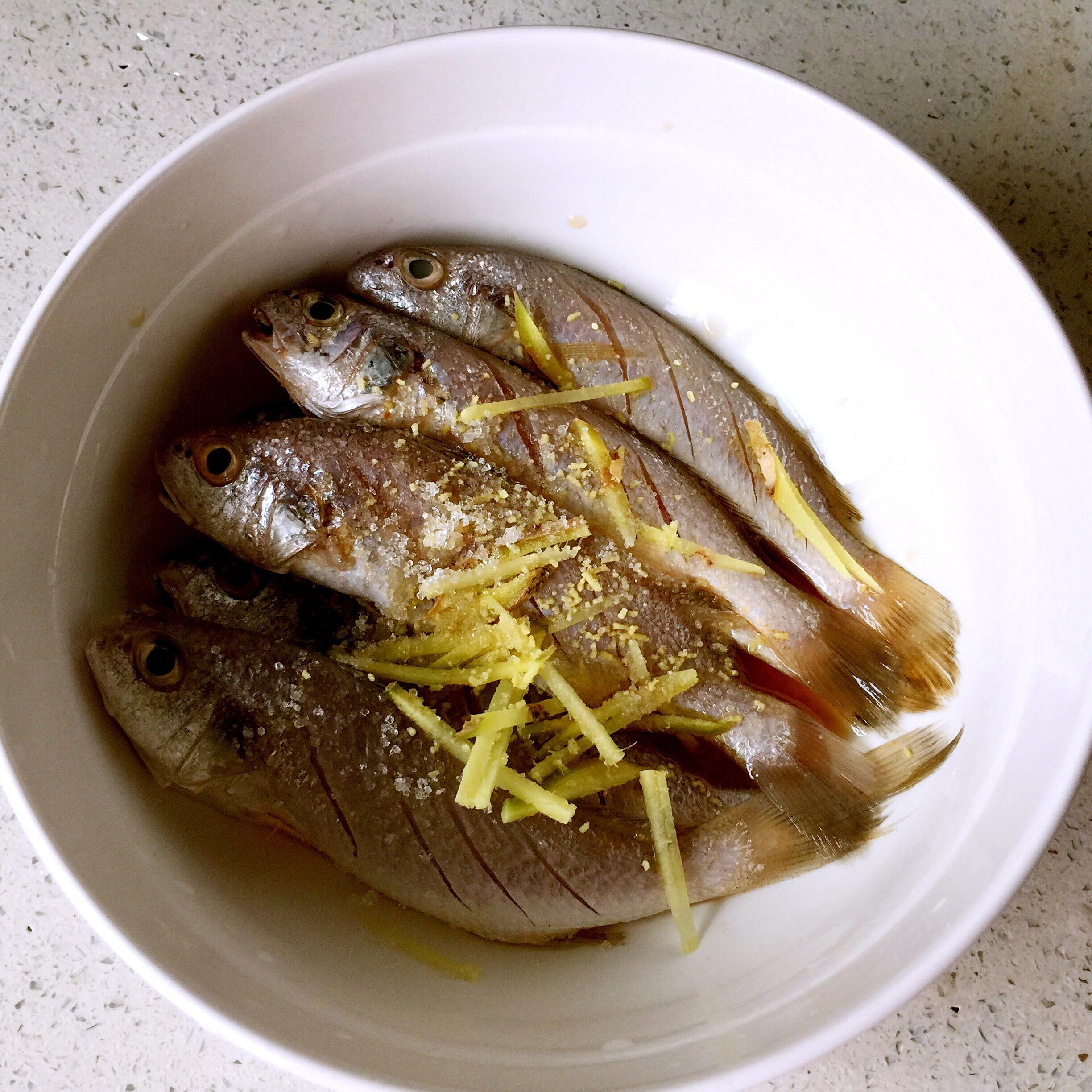 香煎黃花魚的做法 步骤2