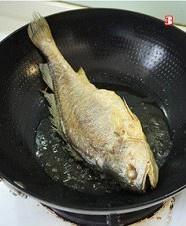 乾燒黃魚的做法 步骤3