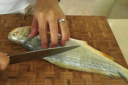 家常燒黃魚 Yellow sea fish的做法 步骤3