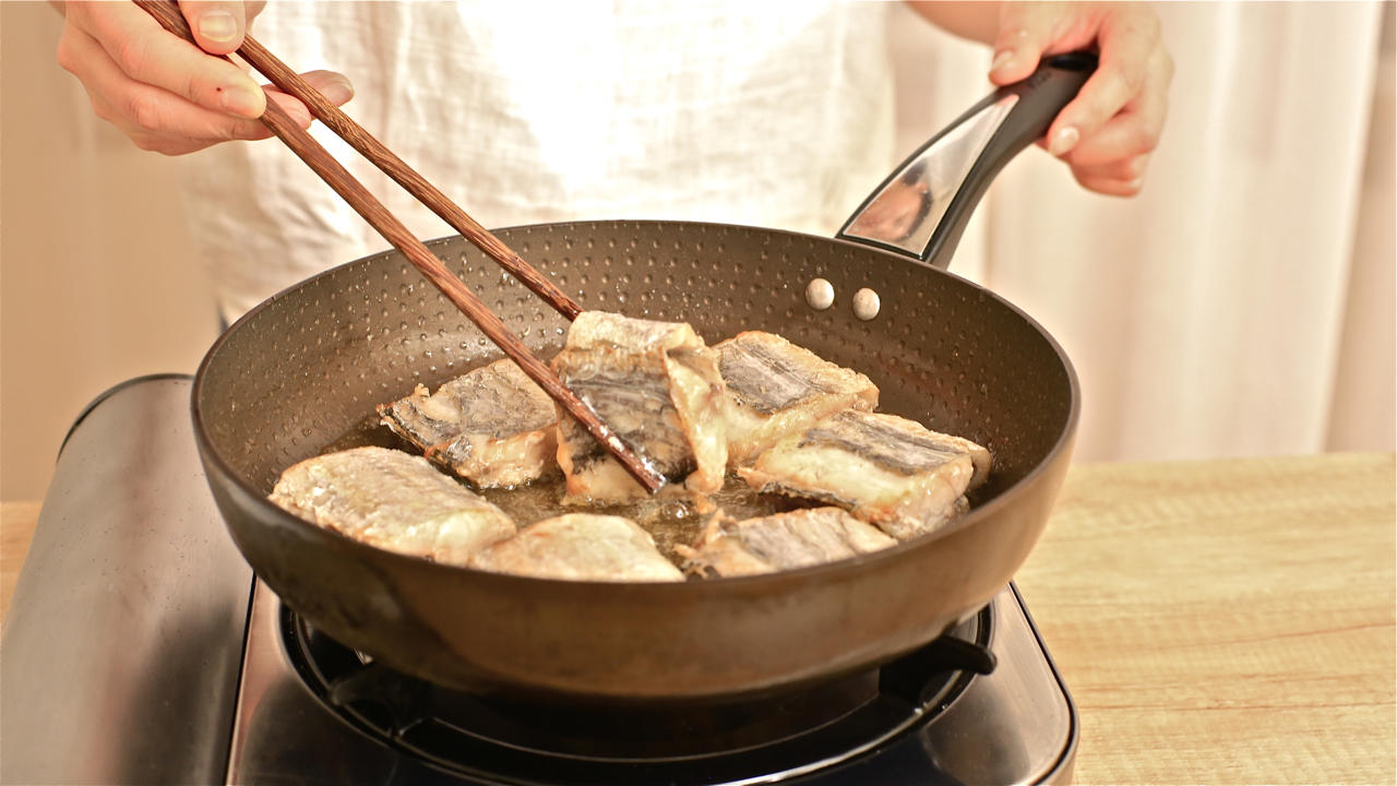 迷迭香美食| 紅燒帶魚的做法 步骤4
