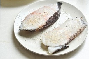 香煎杏仁鱈魚的做法 步骤2