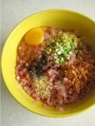 西芹海米水煎包的做法 步骤3