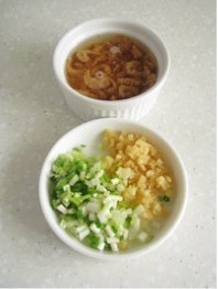 西芹海米水煎包的做法 步骤1