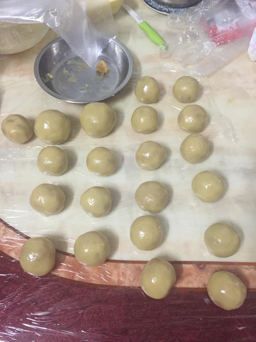 廣式蛋黃蓮蓉月餅的做法 步骤12