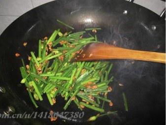 蝦米韭菜花的做法 步骤3