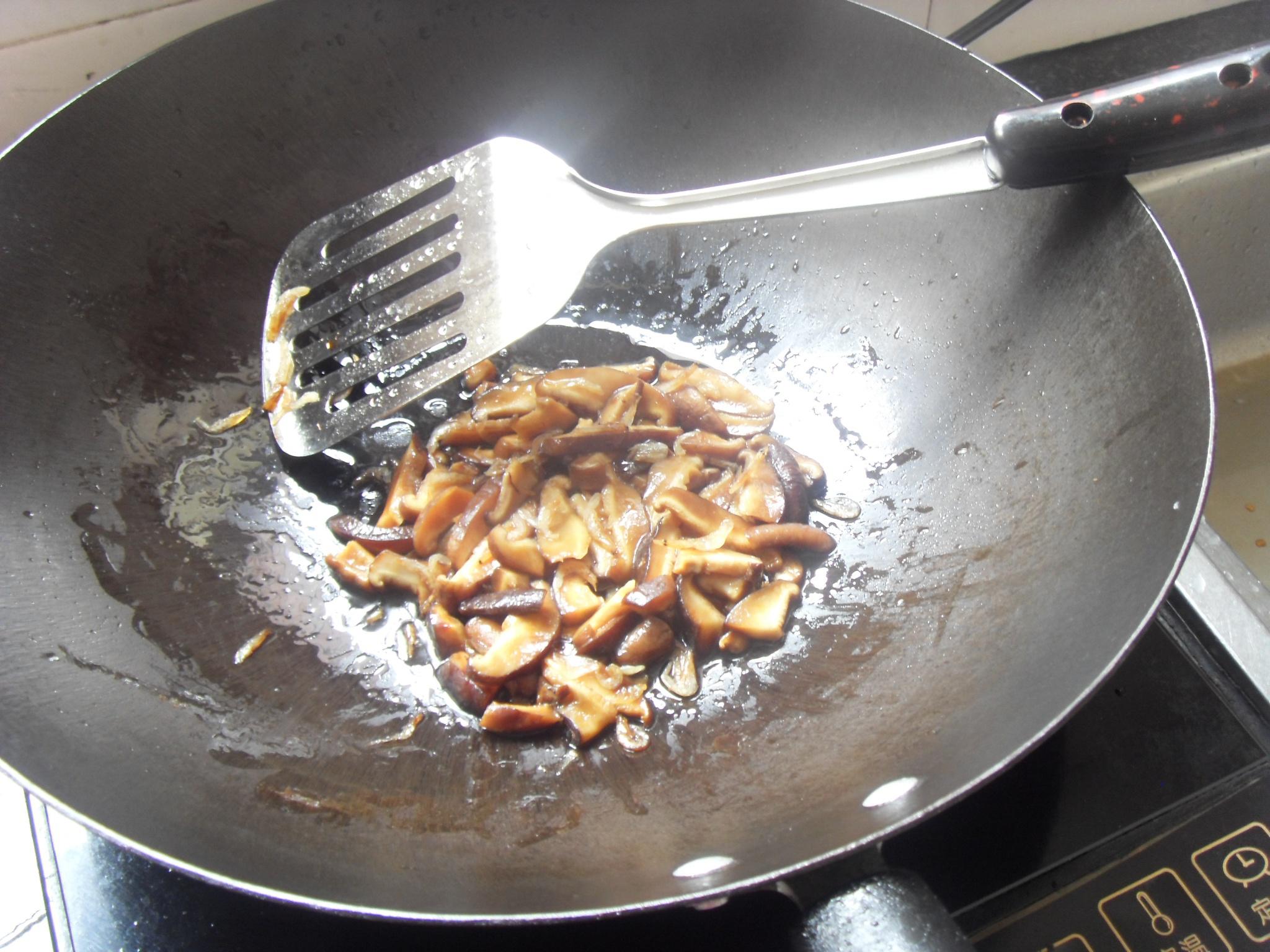 香菇蝦皮炒飯的做法 步骤3