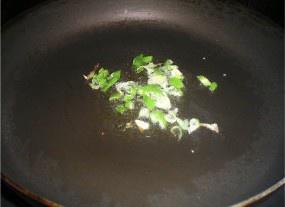 蝦皮香菇小白菜的做法 步骤2