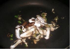蝦皮香菇小白菜的做法 步骤3