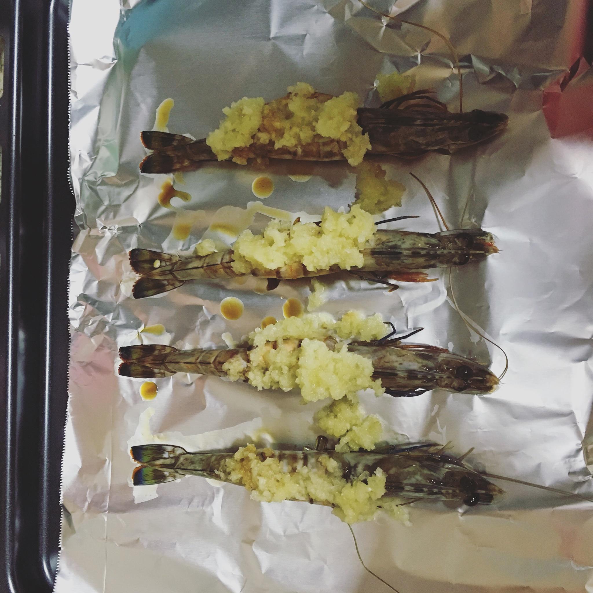 蒜蓉烤對蝦的做法 步骤3
