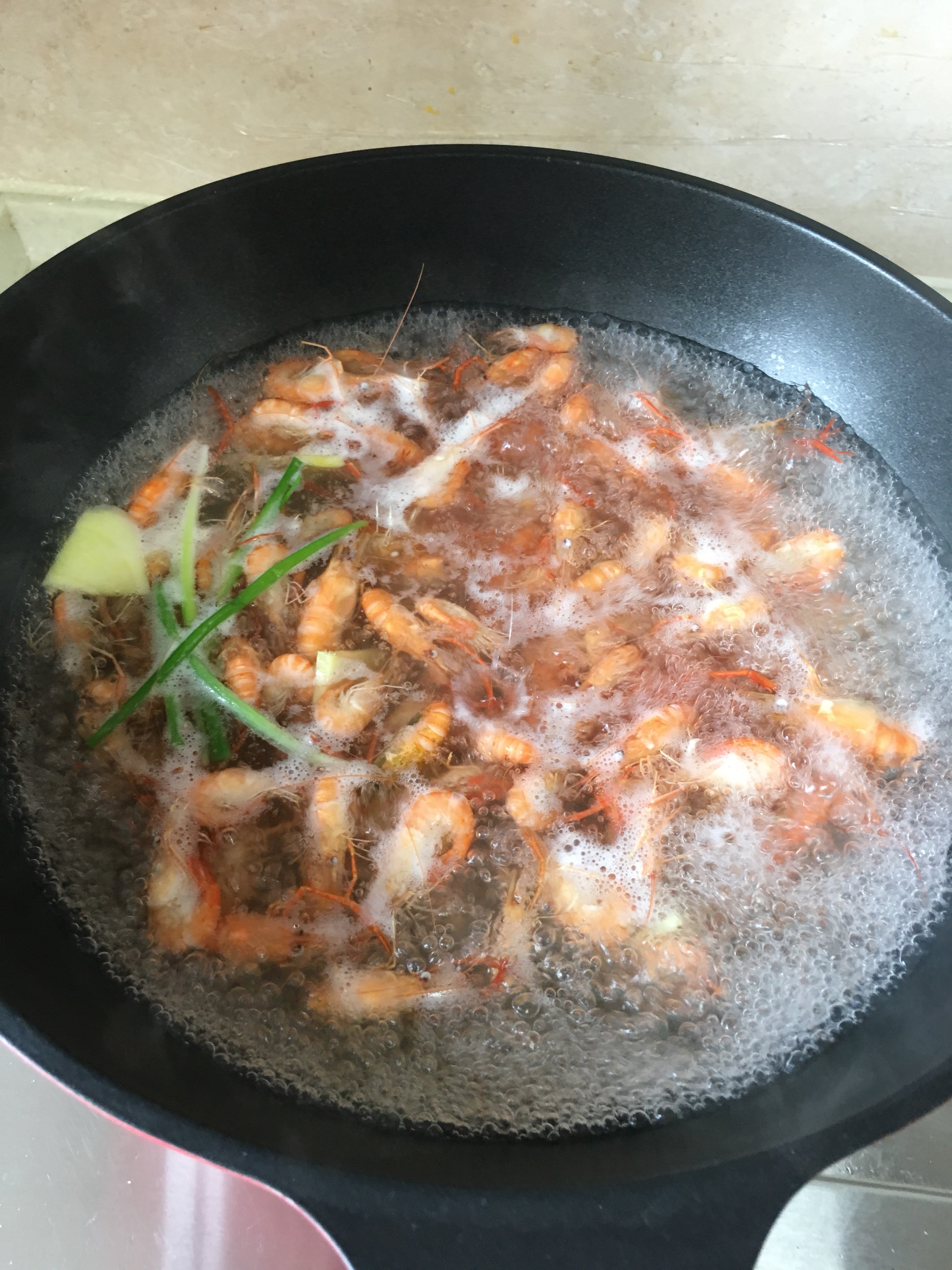 水煮河蝦的做法 步骤2