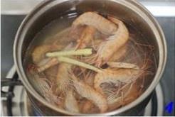 奶香青豆煨河蝦的做法 步骤4