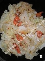 香辣河蝦燉白菜的做法 步骤3