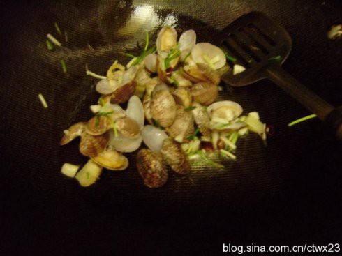 蔥姜炒花蛤的做法 步骤2
