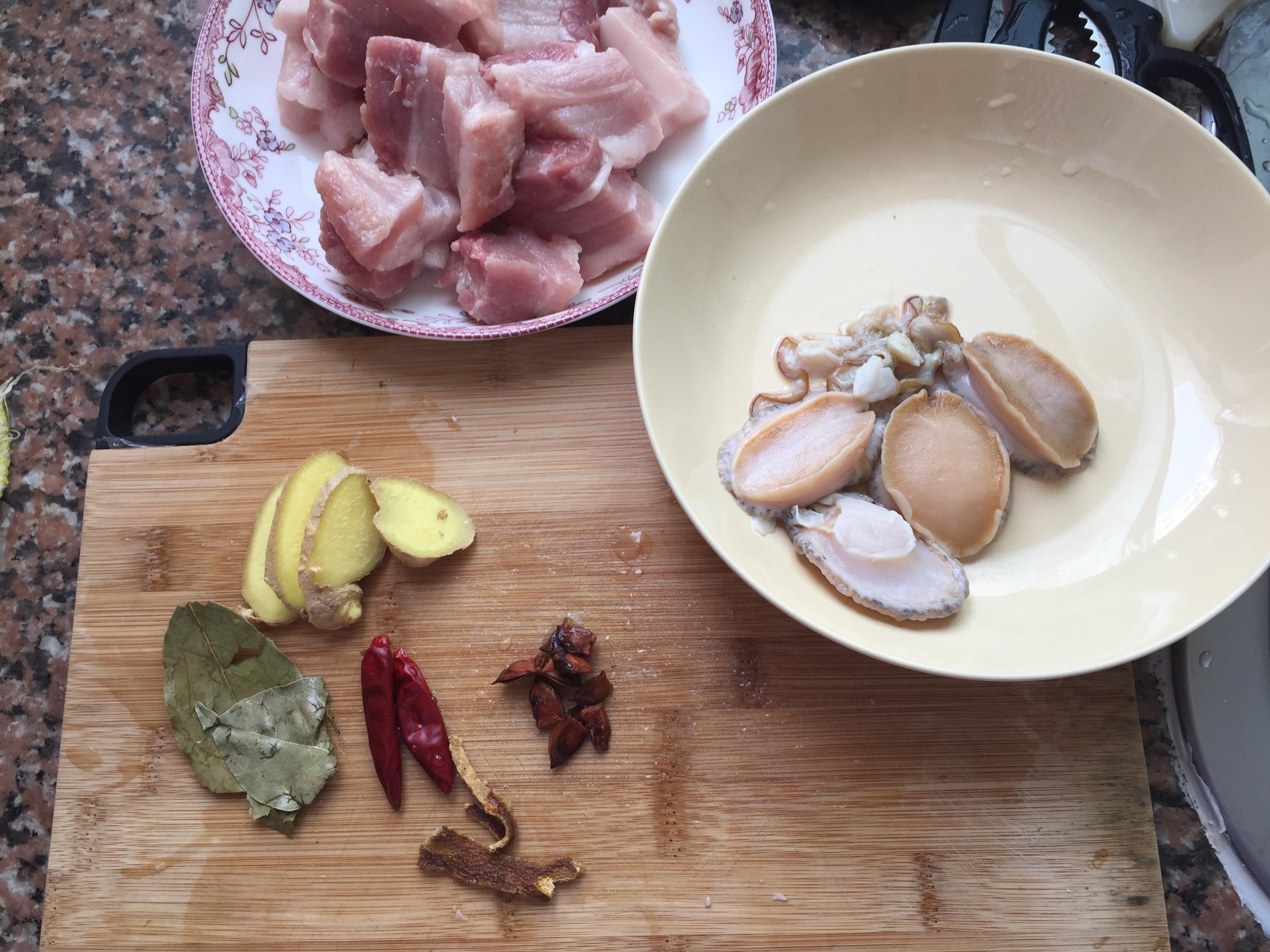 紅燒鮑魚+五花肉的做法 步骤1