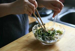 春菊蟹肉拌豆腐的做法 步骤7