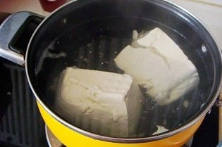 鐵鍋魚頭燉豆腐的做法 步骤2