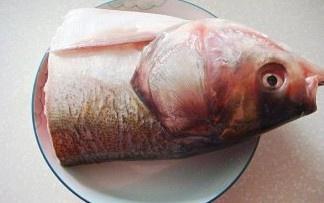鐵鍋魚頭燉豆腐的做法 步骤1