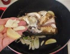 鐵鍋魚頭燉豆腐的做法 步骤5