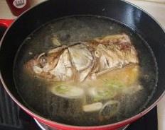 鐵鍋魚頭燉豆腐的做法 步骤6
