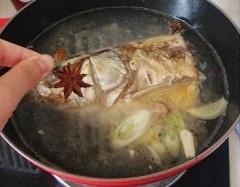 鐵鍋魚頭燉豆腐的做法 步骤7