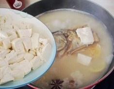鐵鍋魚頭燉豆腐的做法 步骤10