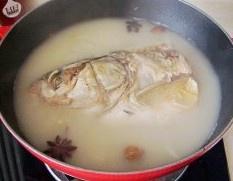 鐵鍋魚頭燉豆腐的做法 步骤9
