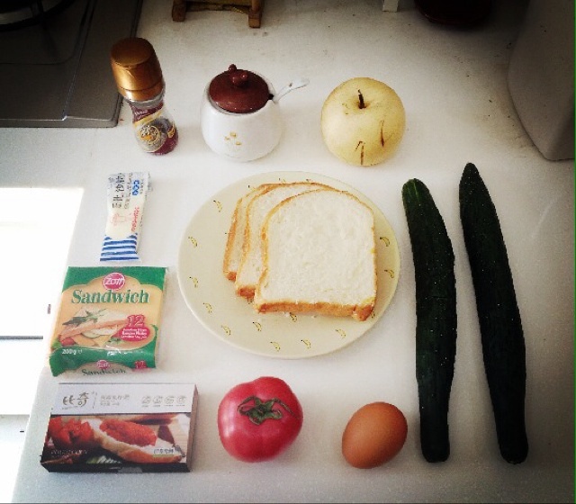 【三明治和果汁和好天氣】黃瓜雞蛋魚籽三明治的做法 步骤1