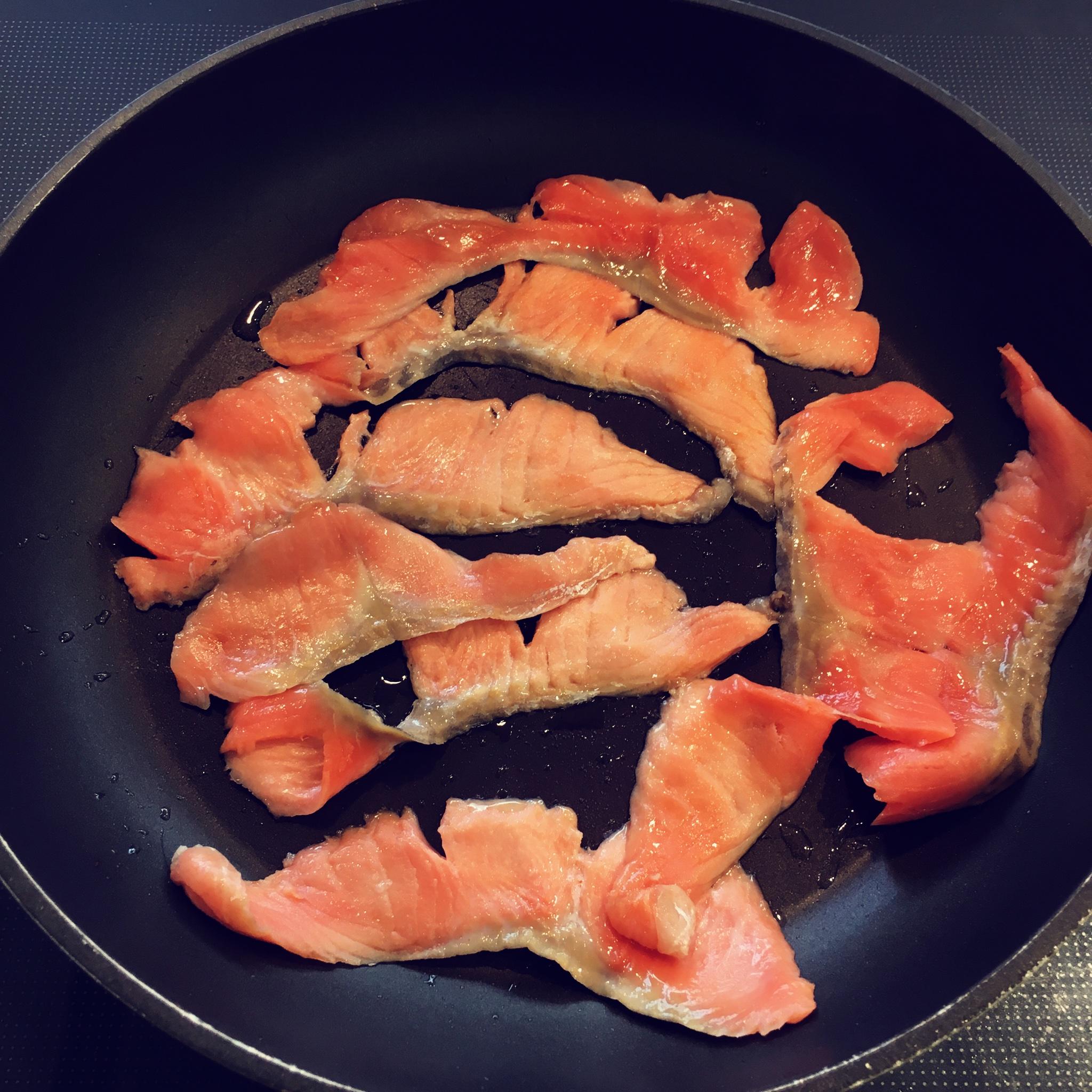 香煎三文魚培根魚籽拌飯的做法 步骤4