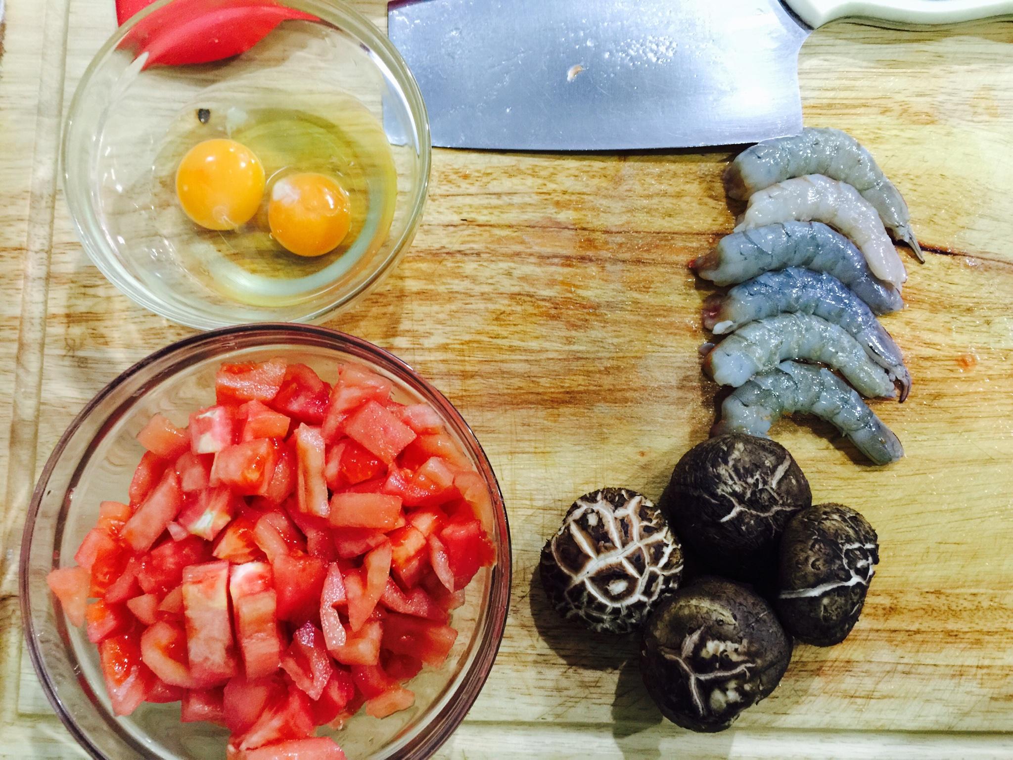 海蝦番茄雞蛋冬菇燴飯—簡易快手營養晚餐的做法 步骤1