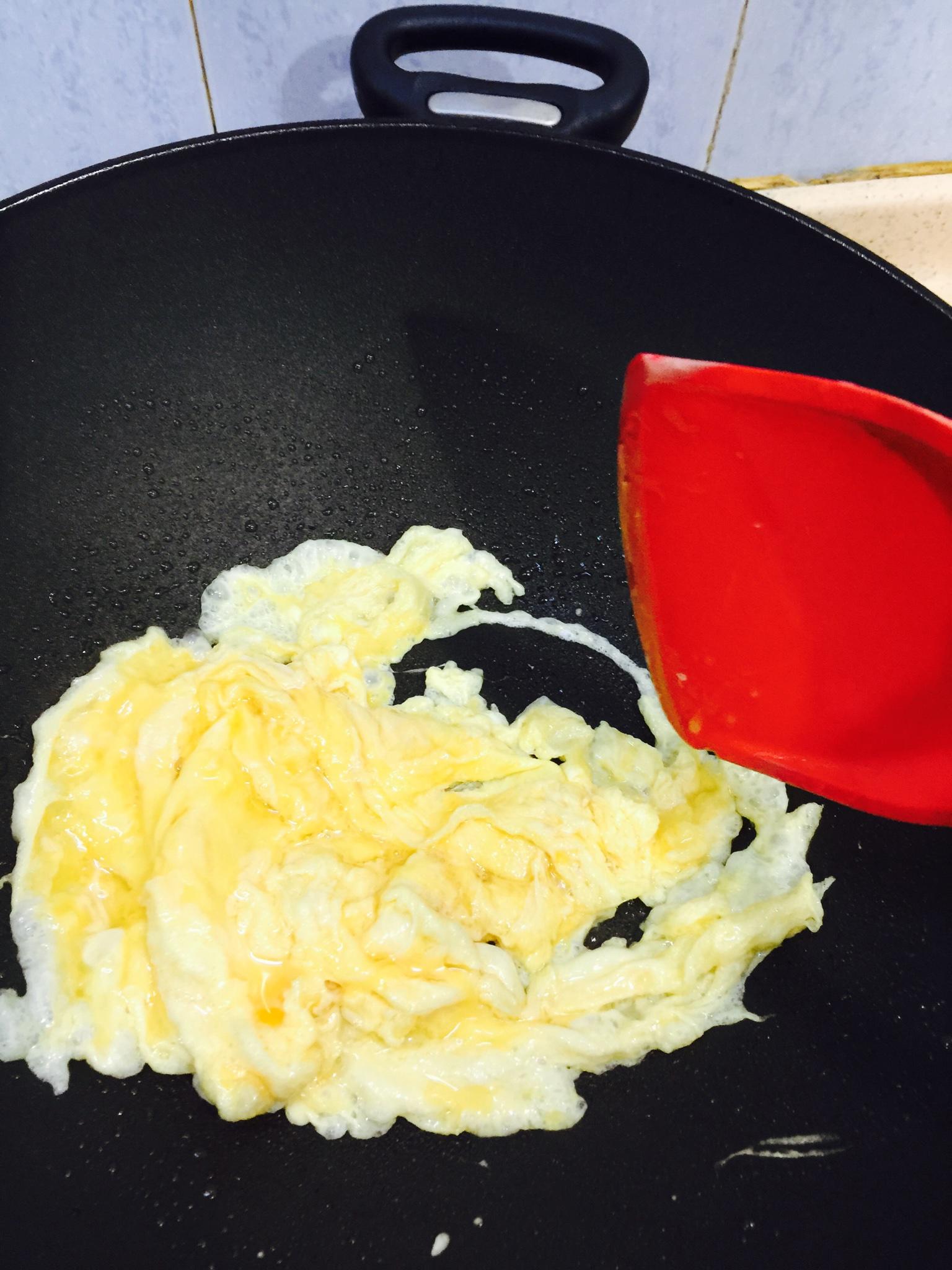 海蝦番茄雞蛋冬菇燴飯—簡易快手營養晚餐的做法 步骤2