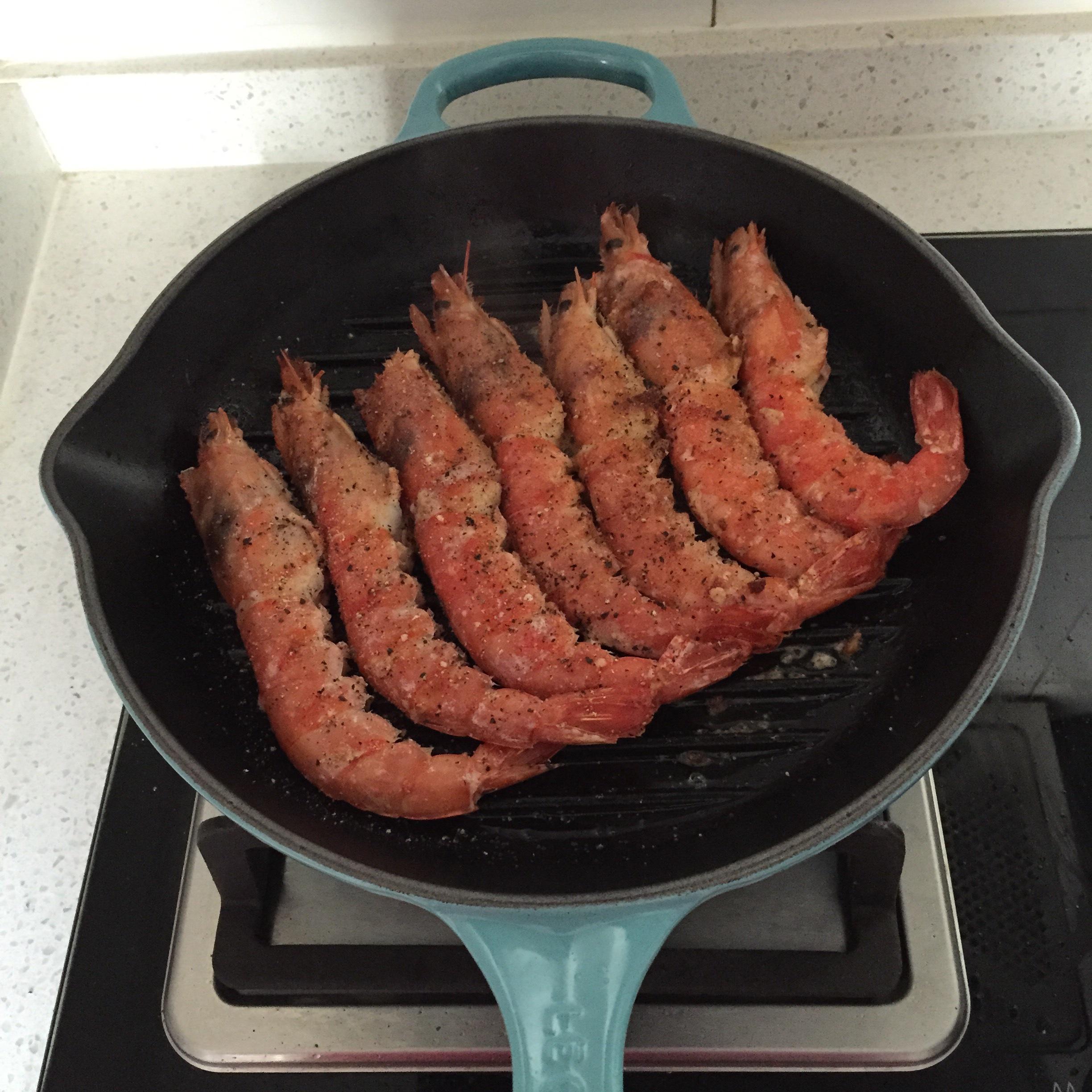 鑄鐵鍋小實驗--烤蝦的做法 步骤1