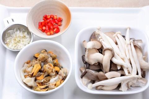 海蠣子炒什錦蘑菇的做法 步骤3