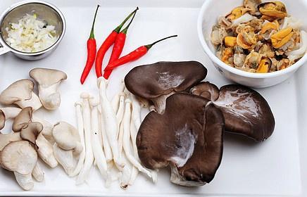 海蠣子炒什錦蘑菇的做法 步骤1