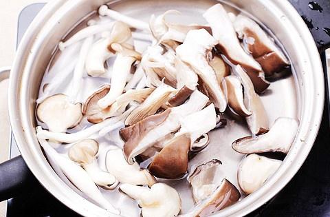 海蠣子炒什錦蘑菇的做法 步骤4