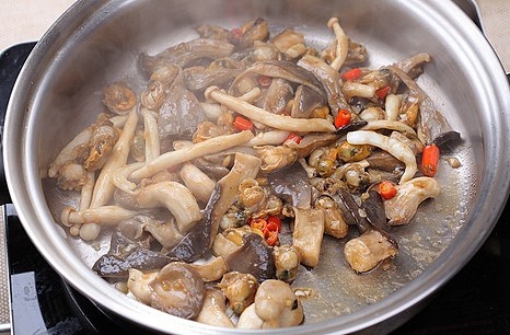 海蠣子炒什錦蘑菇的做法 步骤9