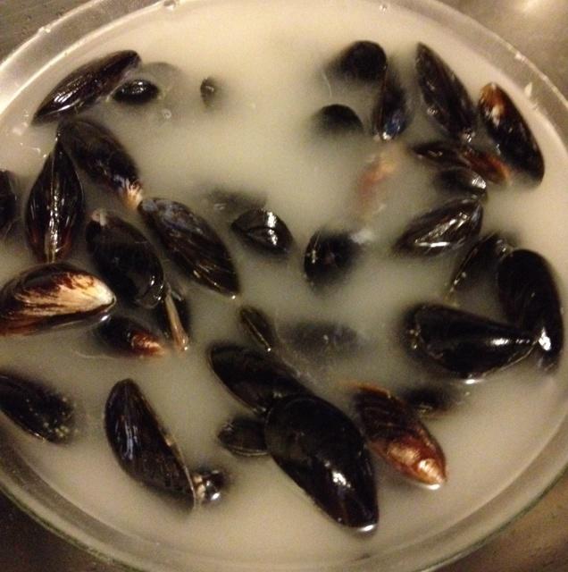 經典法式青口貝（mussels in white wine）的做法 步骤1